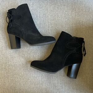 Vionic suede ankle boot, black, size 6.